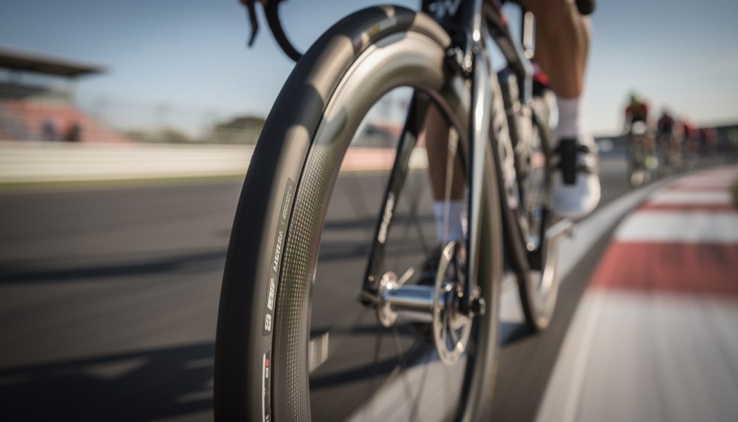 découvrez pourquoi le pneu 30mm devient le nouveau standard en compétition cycliste, avec ses avantages en performance et confort sur la route.