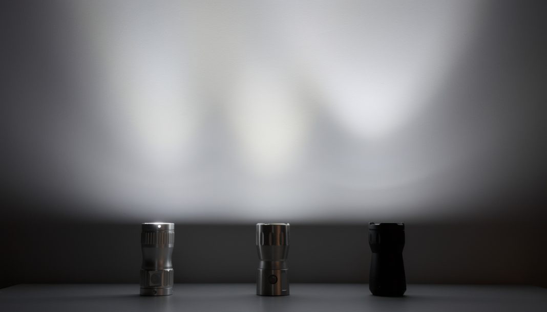 découvrez notre comparatif des lampes de 1000 lumens pour trouver celle qui offre le meilleur faisceau lumineux, alliant performance et qualité d'éclairage.